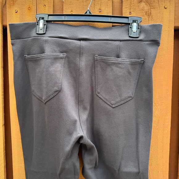 STYLE & CO. Skinny, Stretchy Pants. Comfortable. Size L. 2- Back pockets. - Picture 3 of 8